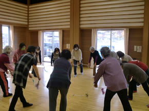 花北ふれあい学級第5回「笑って動いておもしろ体験」のようす