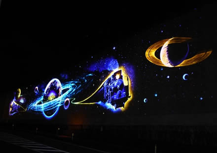 壁画「未来都市銀河地球鉄道」ライトアップ