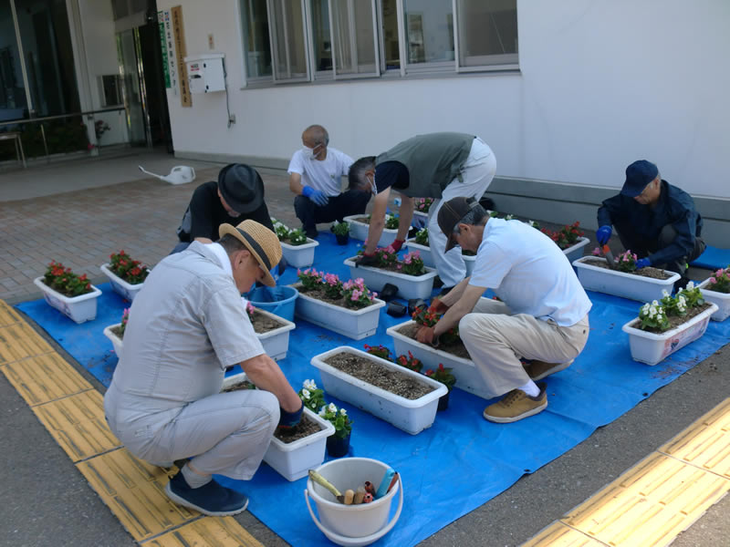 振興センターにプランター設置のようす