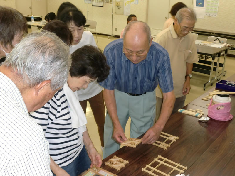 手づくり教室「組子の壁掛け」のようす