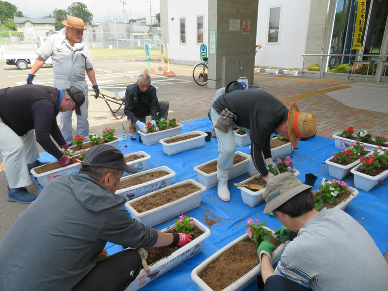 振興センターにプランターを設置